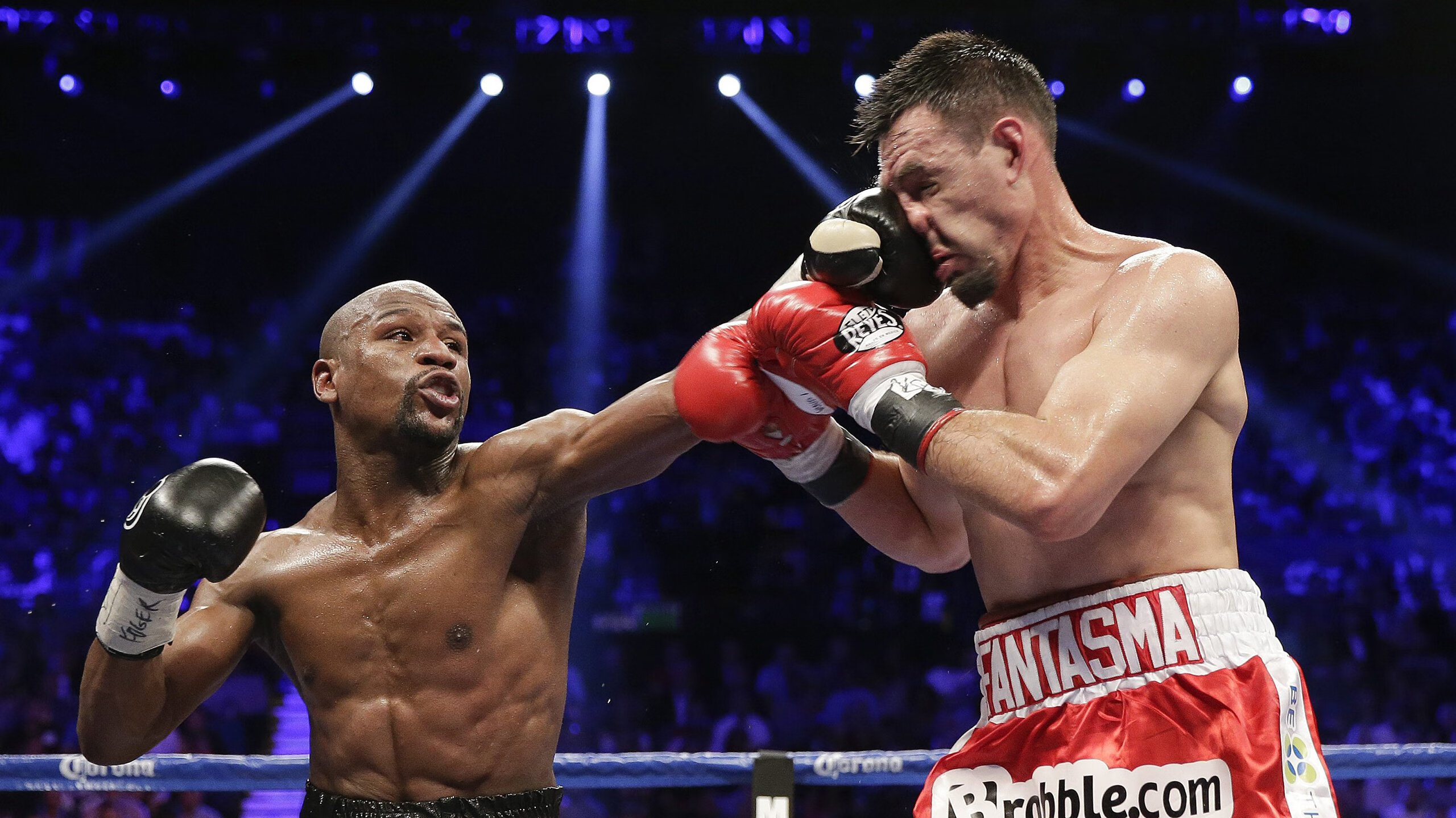 世界杯：球迷公益组织借机发起“捐球进乡村”项目 反响热烈